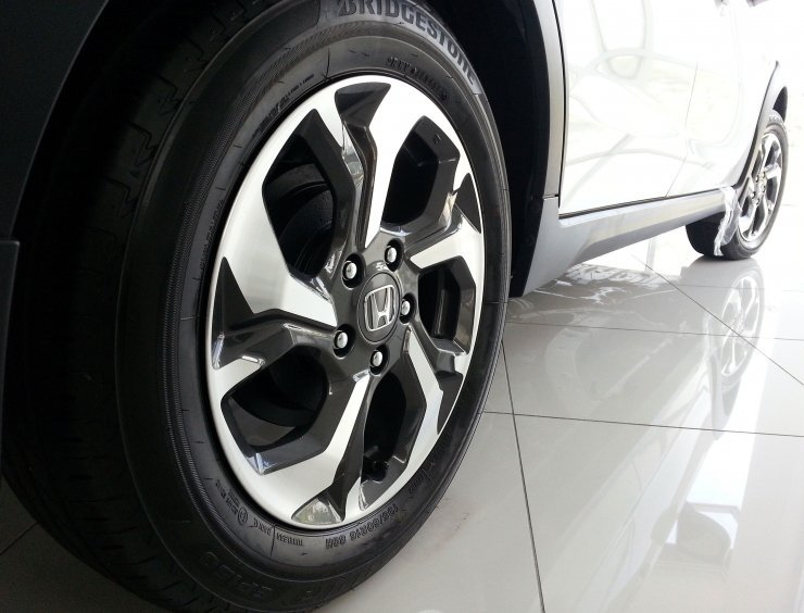 detailní záběr pneumatiky na bílém autě