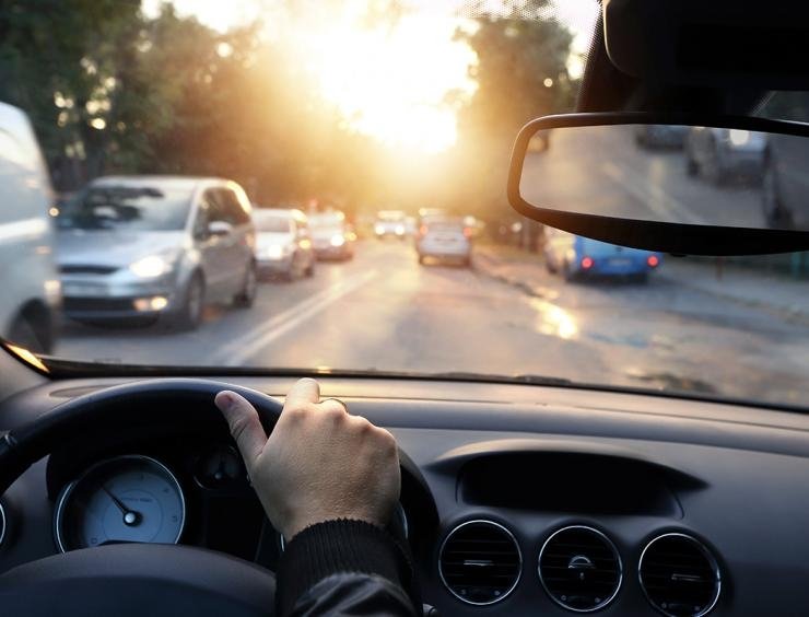 osoba, která řídí auto v městské ulici