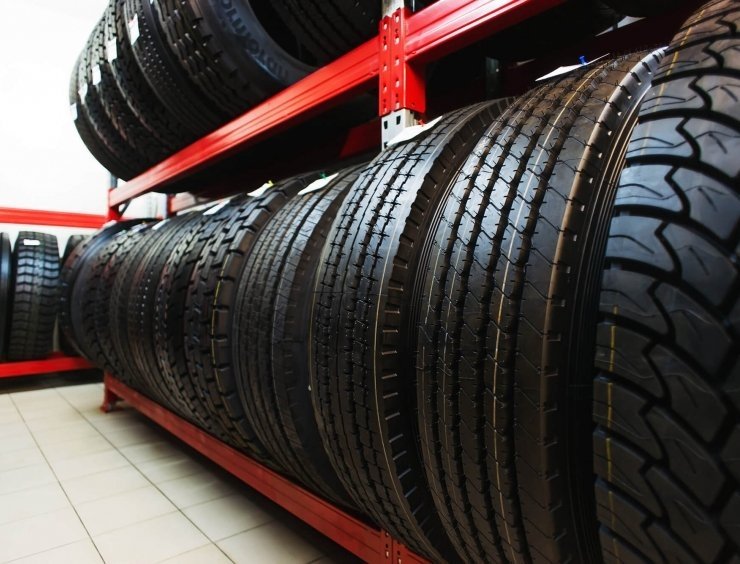  pneumatiky na regálu ve skladu