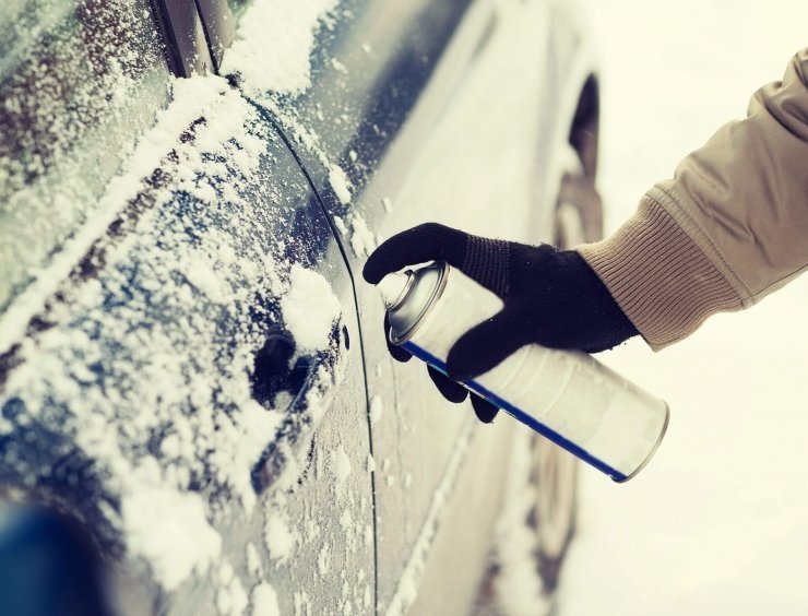 zamrzlý zámek v autě