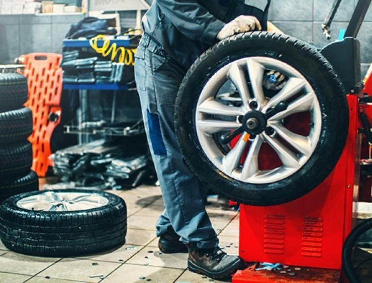  muž uvedení run-flat pneumatiky na auto s TPMS