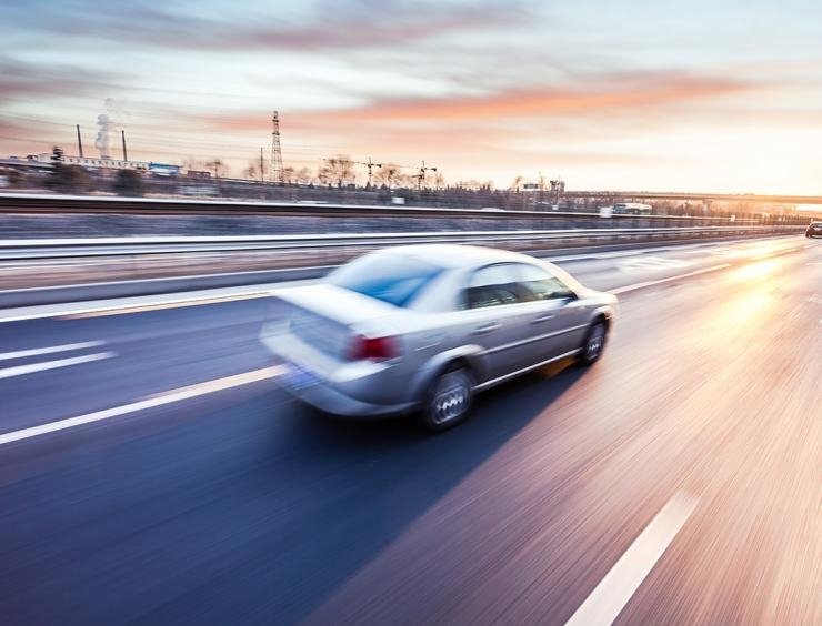 auto jedoucí po dálnici vysokou rychlostí