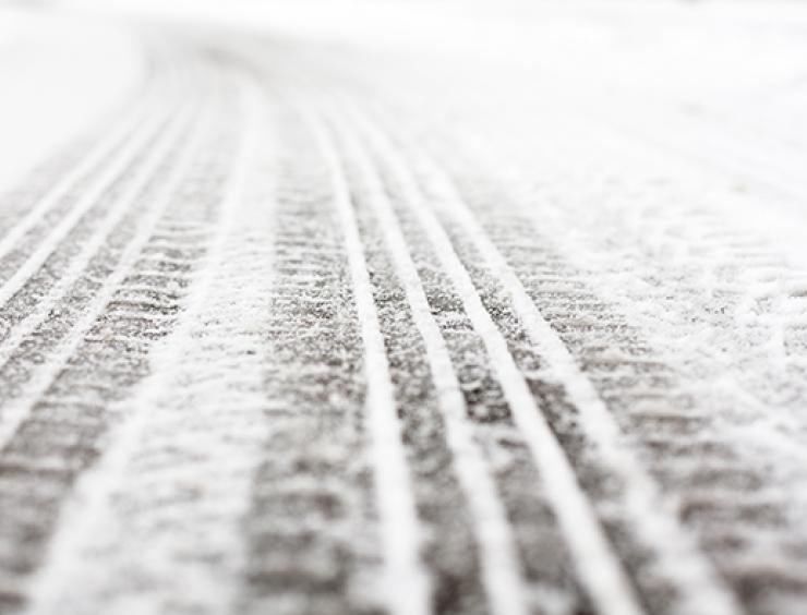 zasněžená stopa pneumatik ve sněhu